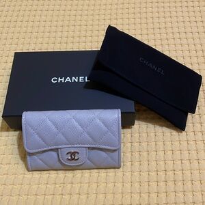 Chanel classic flap cardholder light grey caviar leather, light gold hardware